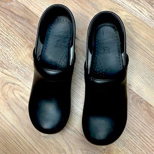 Dansko size 40 black leather clogs barely used